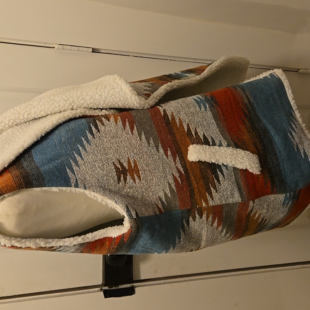 Veveret Southwestern Patterned Vest with Sherpa Lining - Picture 5 of 8